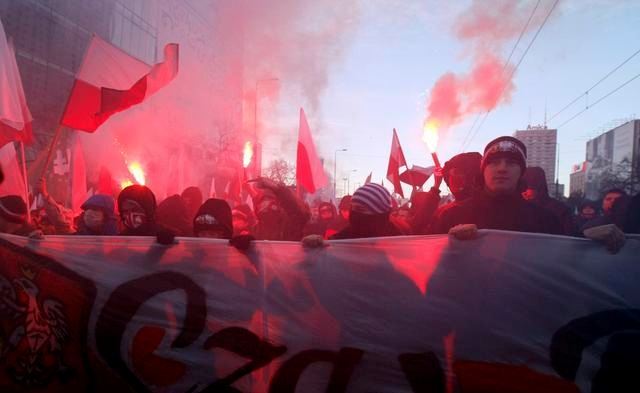В Варшаве националисты устроили пожар у здания посольства РФ