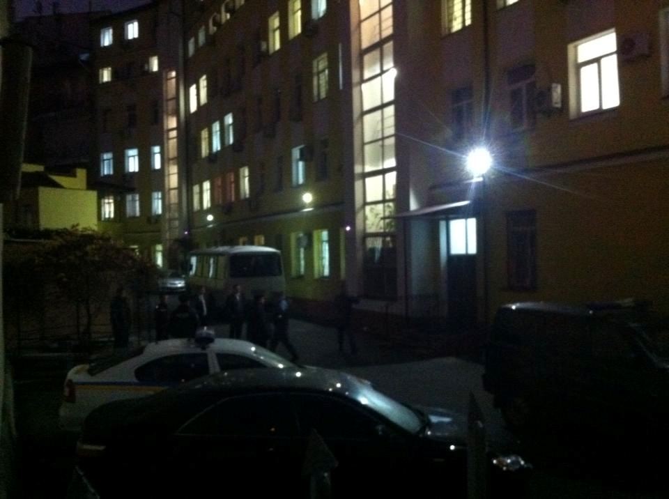 К зданию ГПУ, где находится Власенко, стягивают "Беркут"