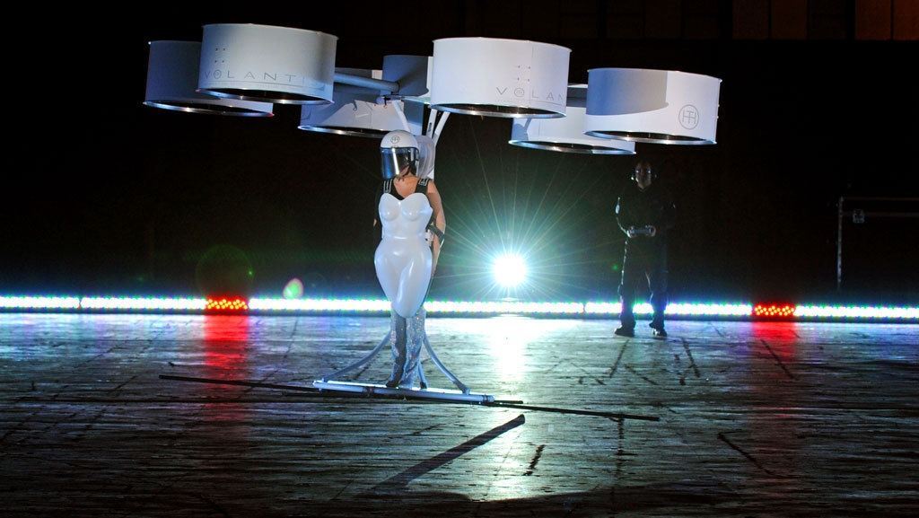 Леди Гага показала свое летающее "платье"