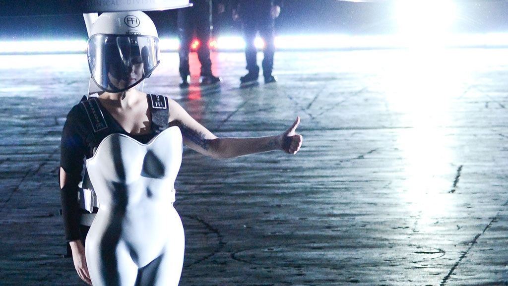 Леди Гага показала свое летающее "платье"