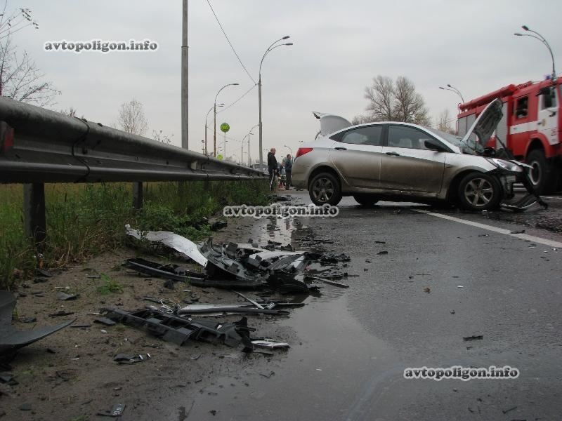 В Киеве столкнулись три авто: пострадали четыре человека