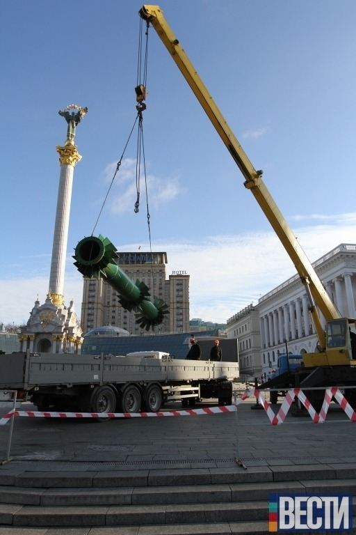 В центр Киева привезли новогоднюю елку
