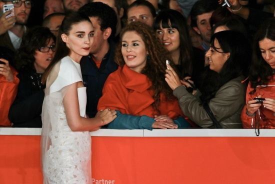 Понятная Скарлетт Йоханссон и странная Руни Мара на красной дорожке 