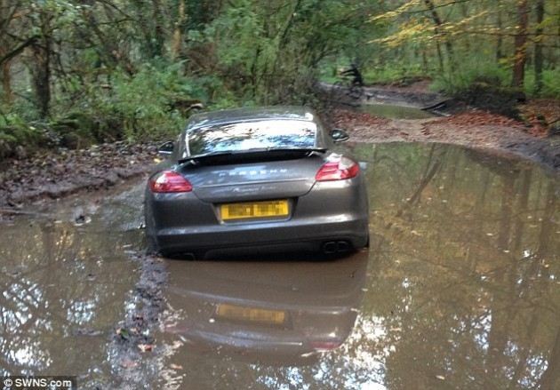 Футболист сборной Англии утопил свой Porsche в болоте