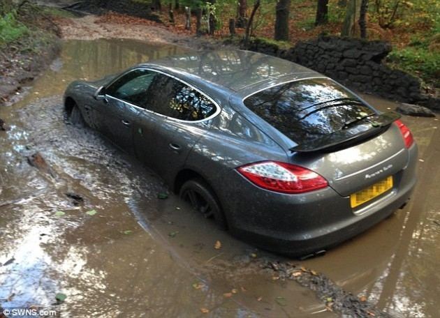 Футболист сборной Англии утопил свой Porsche в болоте
