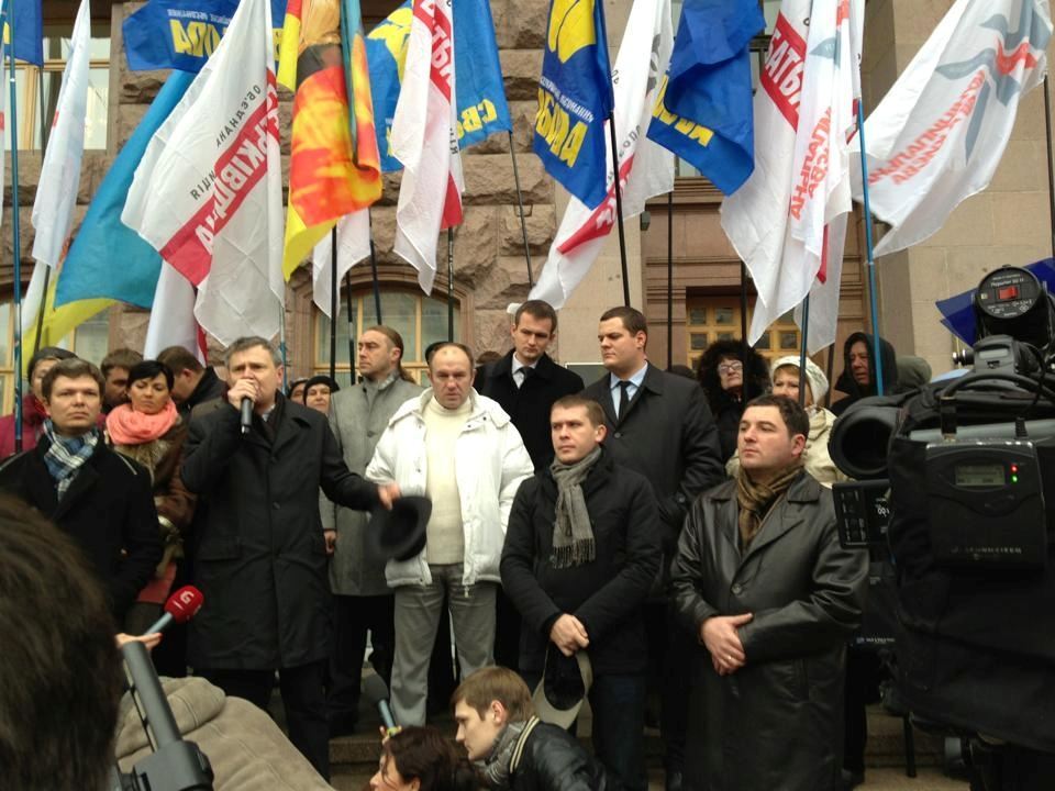 На митинге под Киевсоветом собралось около 400 оппозиционеров