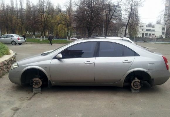 Масштабное воровство колес в Киеве: авто "разули" возле РУВД