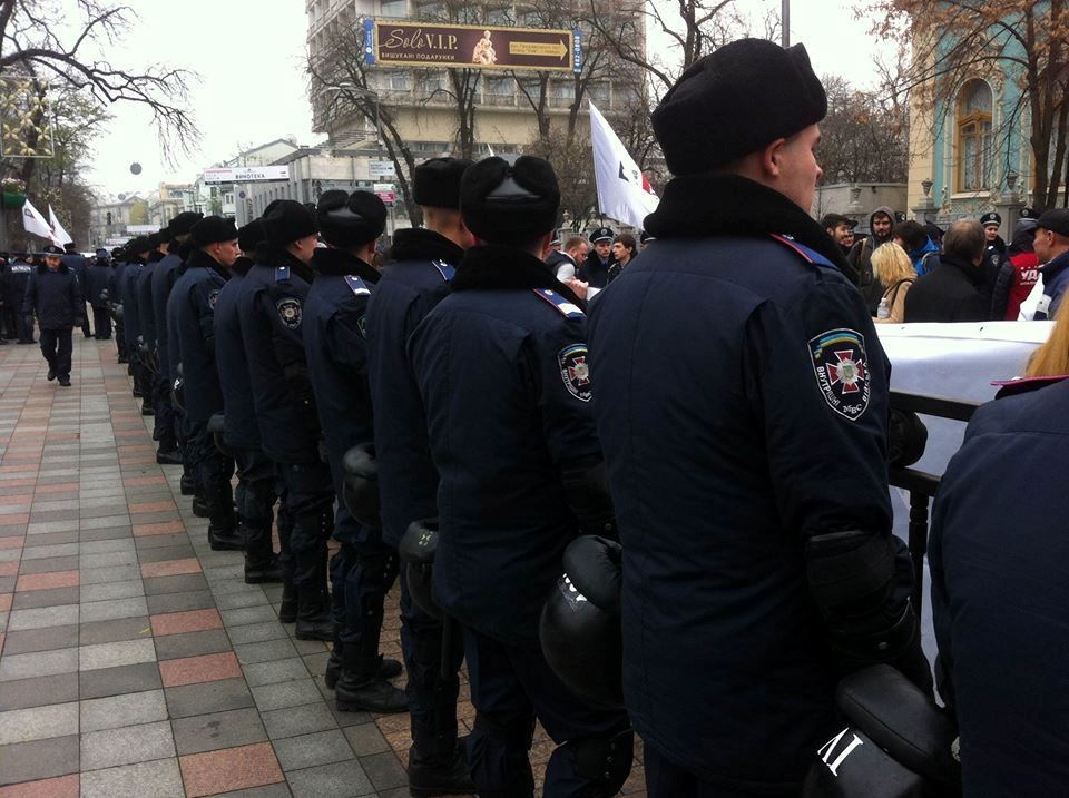 Под Радой митингуют 300 оппозиционеров