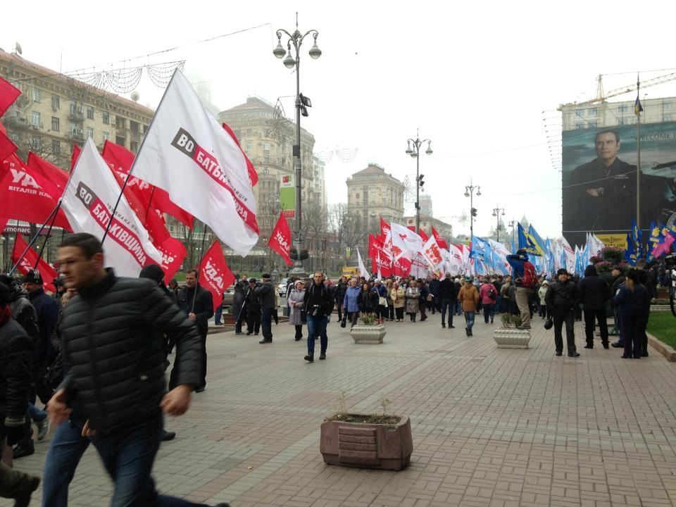 На митинге под Киевсоветом собралось около 400 оппозиционеров