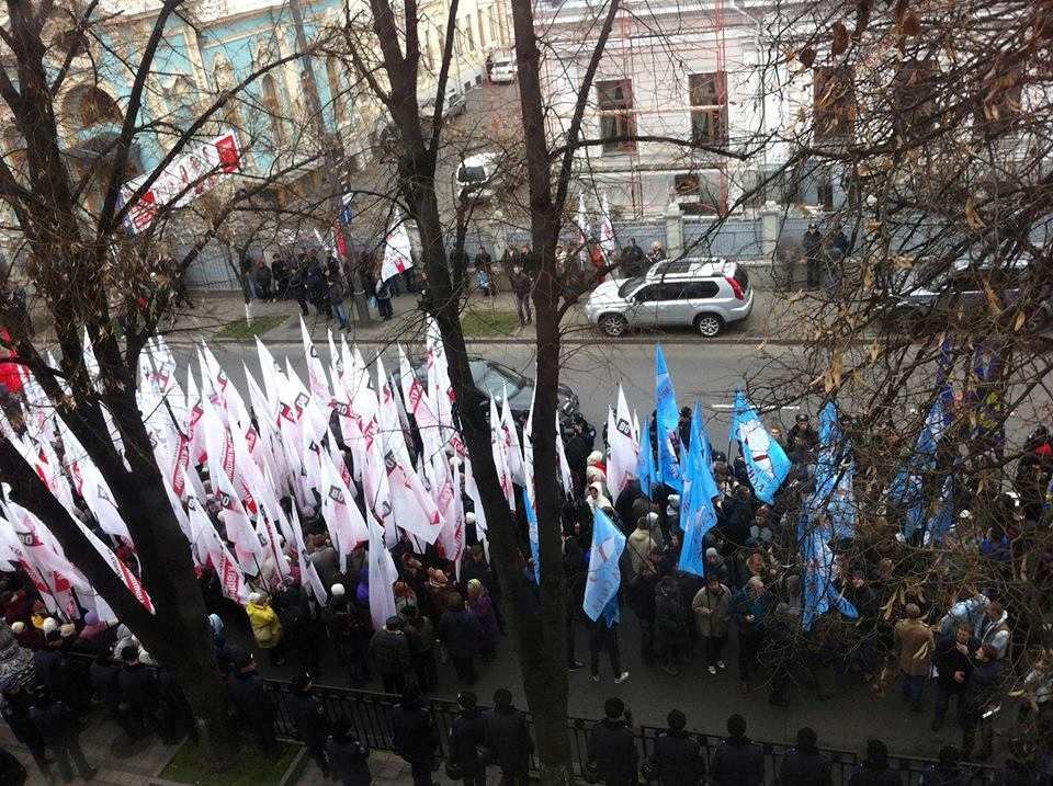 Под Радой митингуют 300 оппозиционеров