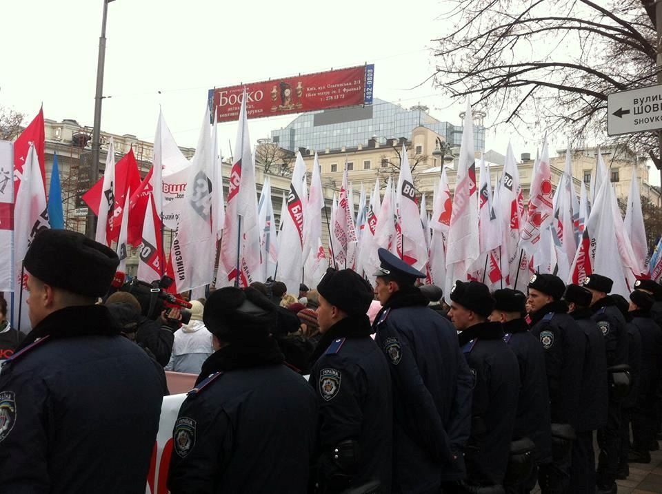 Под Радой митингуют 300 оппозиционеров