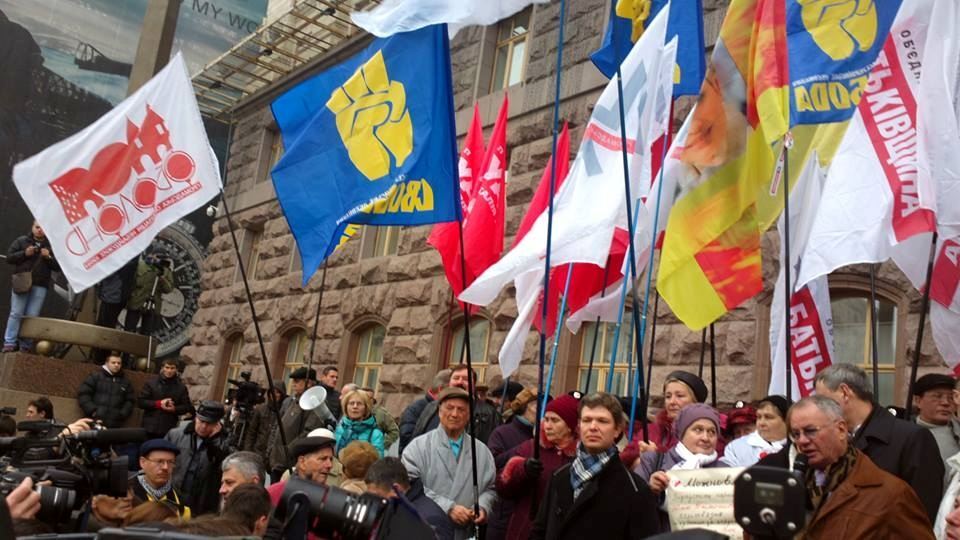 На митинге под Киевсоветом собралось около 400 оппозиционеров