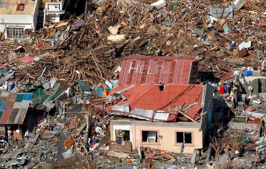 На Филиппинах люди просят еды