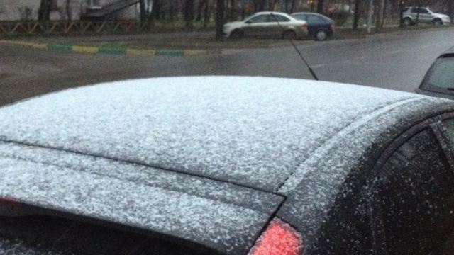 У Москві випав сніг: жителі столиці в захваті