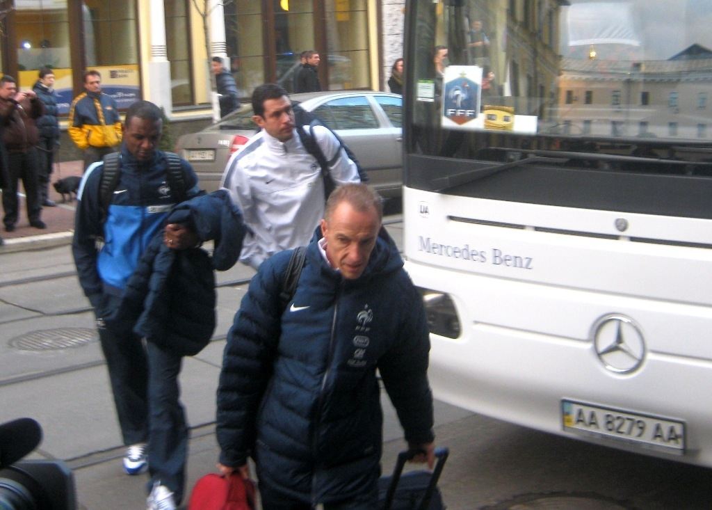 Сборную Франции встречали в Киеве криками "Слава Україні!"