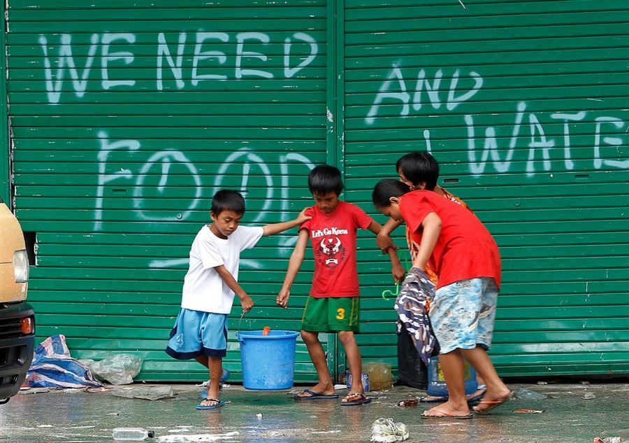 На Филиппинах люди просят еды