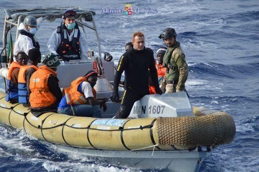 Біля берегів Греції перекинулося судно з нелегалами: є жертви