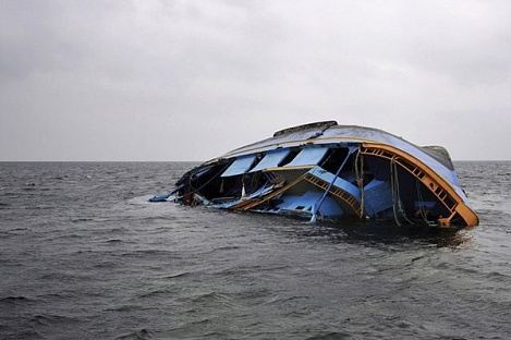 Біля берегів Греції перекинулося судно з нелегалами: є жертви