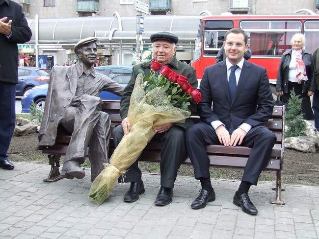 В Запорожье появился памятник герою фильма "Весна на Заречной улице"