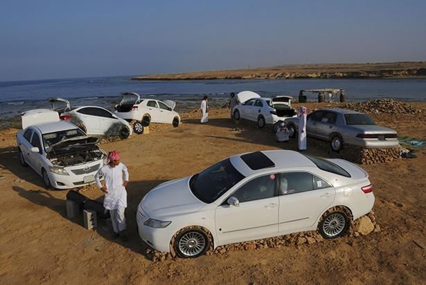 Арабы делают "стоунхендж" из настоящих авто