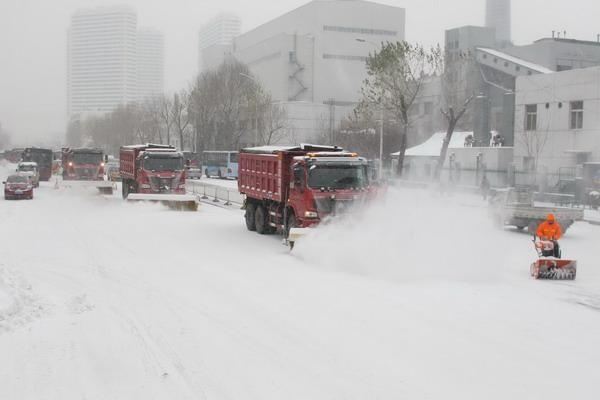 Снігопад у Китаї: транспорт паралізований, не працюють школи