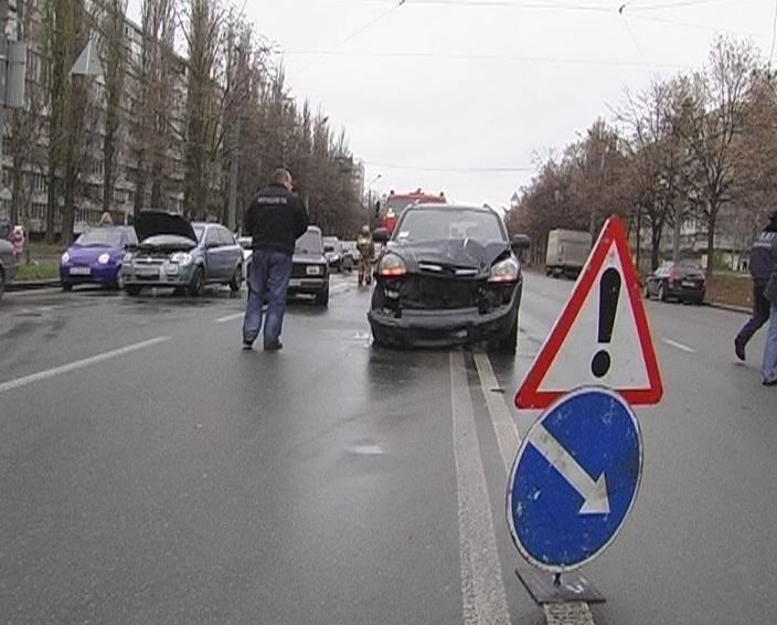 Тройное ДТП в Киеве: среди пострадавших ребенок