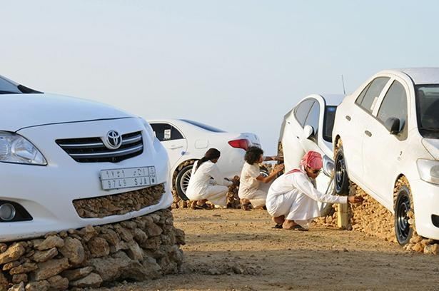 Арабы делают "стоунхендж" из настоящих авто