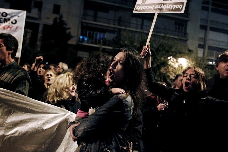 В Афинах антифашистские митинги прошли под лозунгами "МВФ, ЕС - вон!"