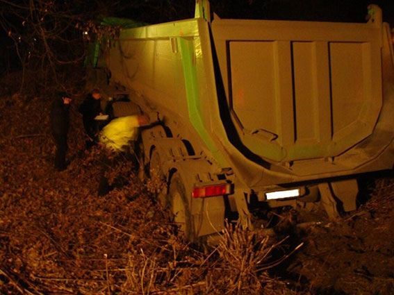 На Винниччине милиционеры сутки вытаскивали "Москвич" из-под грузовика