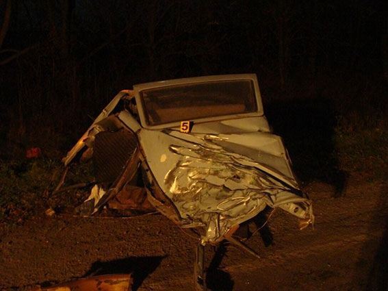 На Винниччине милиционеры сутки вытаскивали "Москвич" из-под грузовика