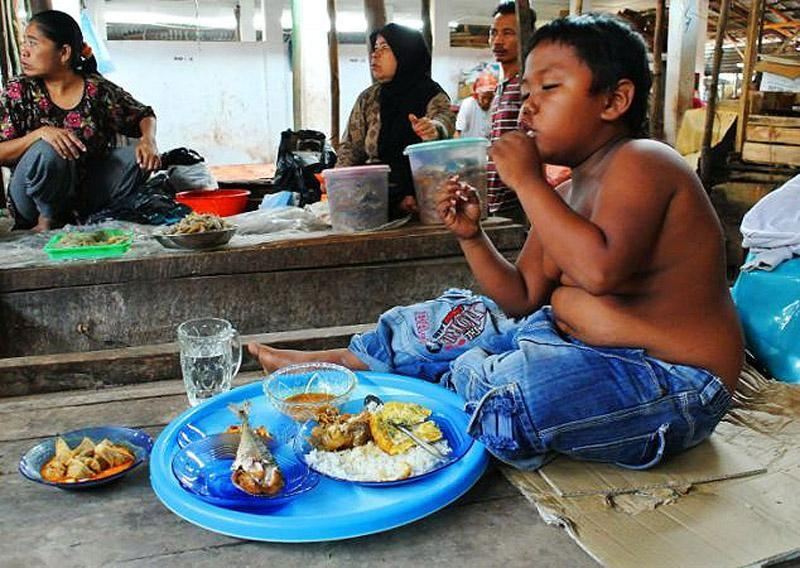 5-річний індонезійська курець "пересів" на згущене молоко