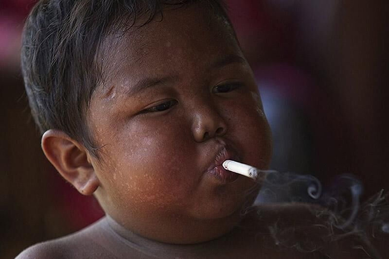5-річний індонезійська курець "пересів" на згущене молоко