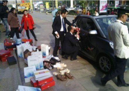 Китаянка після сварки з хлопцем купила 100 пар взуття