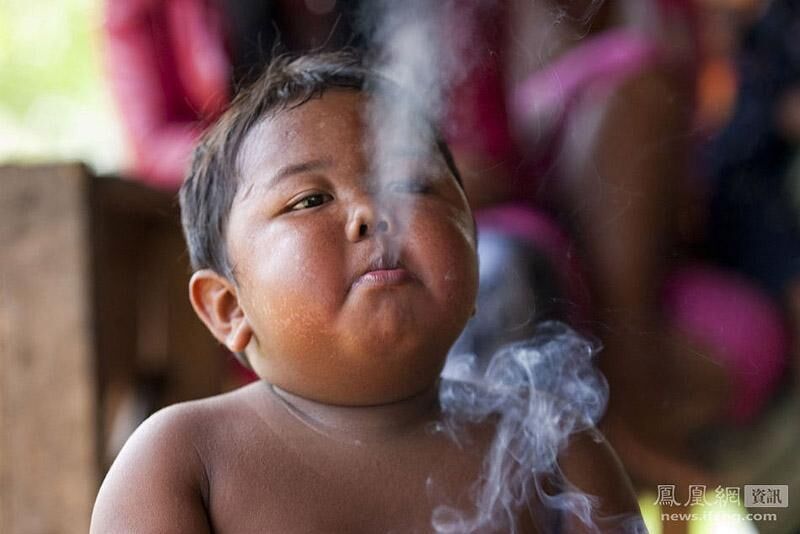 5-летний индонезийский курильщик "пересел" на сгущенку