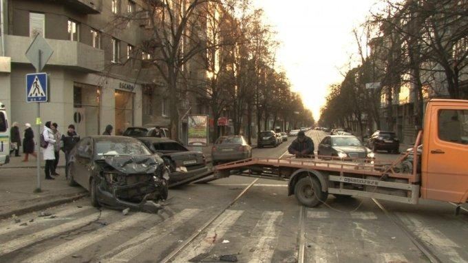 Тройное ДТП в Харькове: водитель вылетел из салона 