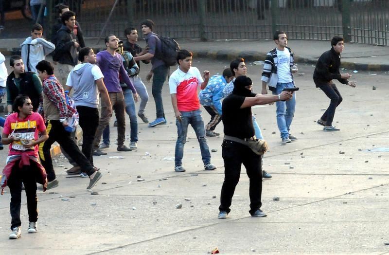 Протестующих в Каире полиция разгоняла газом, стрельбой и бронемашинами