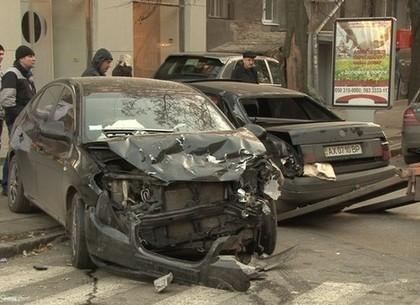 Тройное ДТП в Харькове: водитель вылетел из салона 