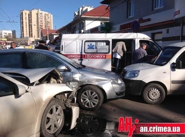 Массовое ДТП в Симферополе: девушка-водитель испугалась маневра маршрутки