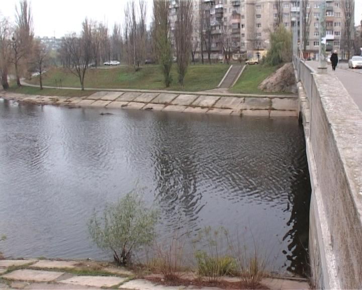 В Киеве милиционер спас девушку, прыгнувшую с моста