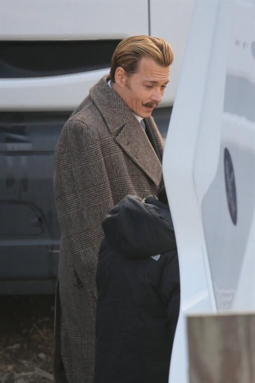 Усатый блондин Джонни Депп предстал в образе жулика