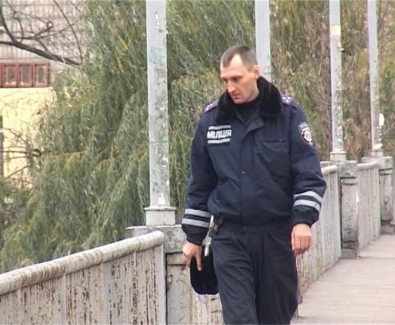 В Киеве милиционер спас девушку, прыгнувшую с моста