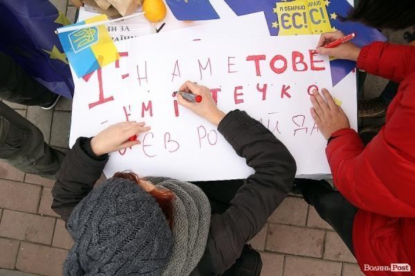 Евромайдан распространился на Львов, Черновцы, Донецк, Ивано-Франковск и Луцк