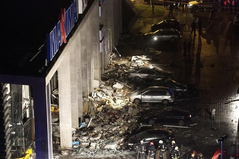 Обрушение торгового центра в Риге: погибших уже 32