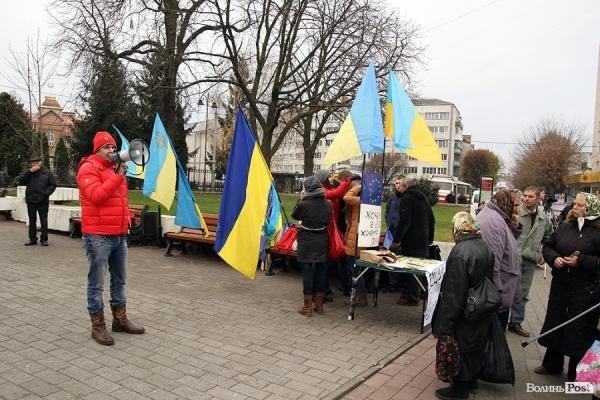 Евромайдан поширився на Львів, Чернівці, Донецьк, Івано-Франківськ і Луцьк