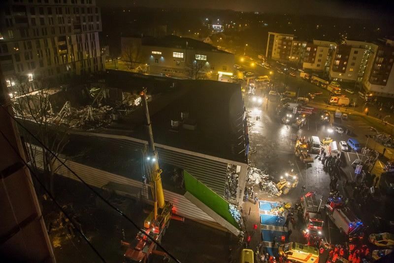 Обрушение торгового центра в Риге: погибших уже 32