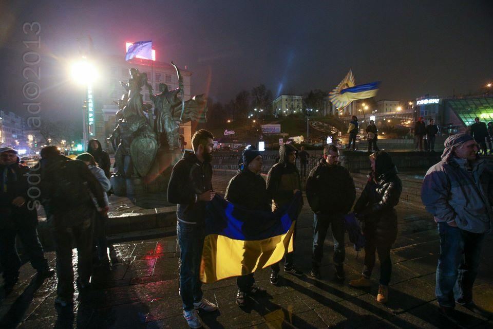 Около 200 человек остаются на Майдане