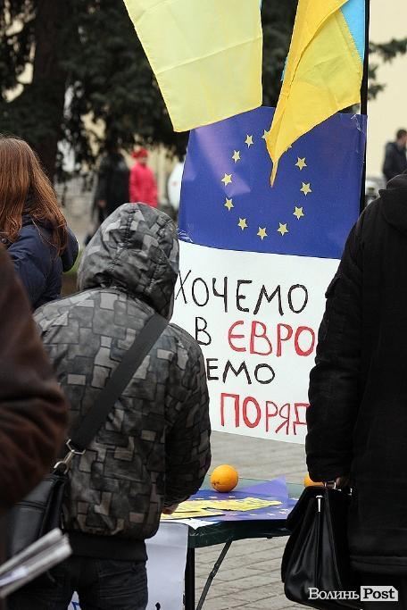 Евромайдан распространился на Львов, Черновцы, Донецк, Ивано-Франковск и Луцк