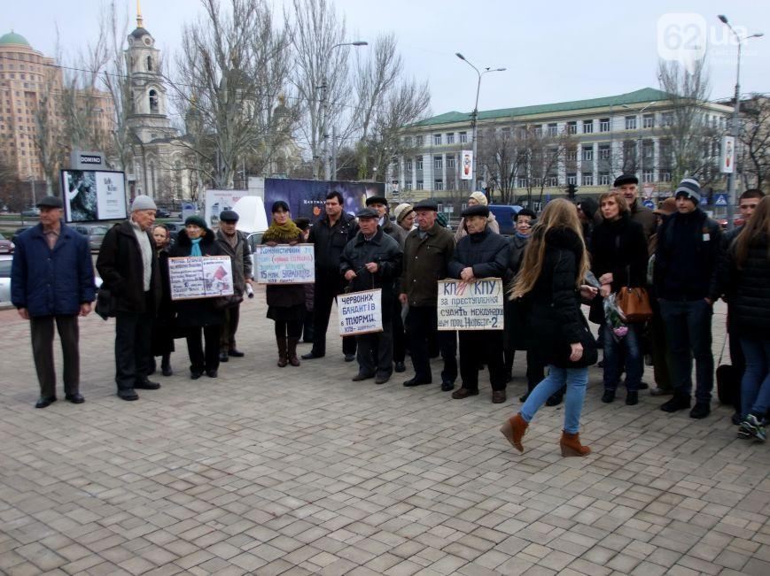 В Донецке память жертв Голодомора почтили около 20 человек