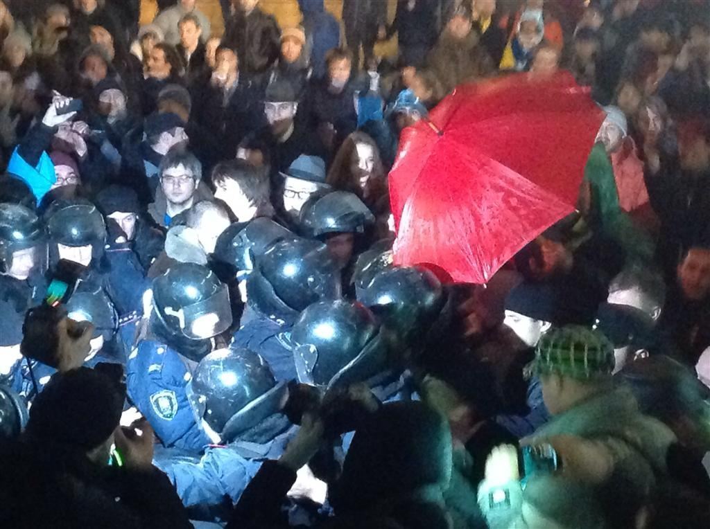 На Майдане "Беркут" снес палатки
