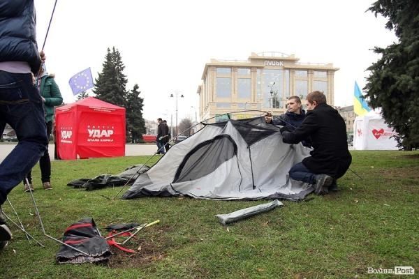 Евромайдан поширився на Львів, Чернівці, Донецьк, Івано-Франківськ і Луцьк